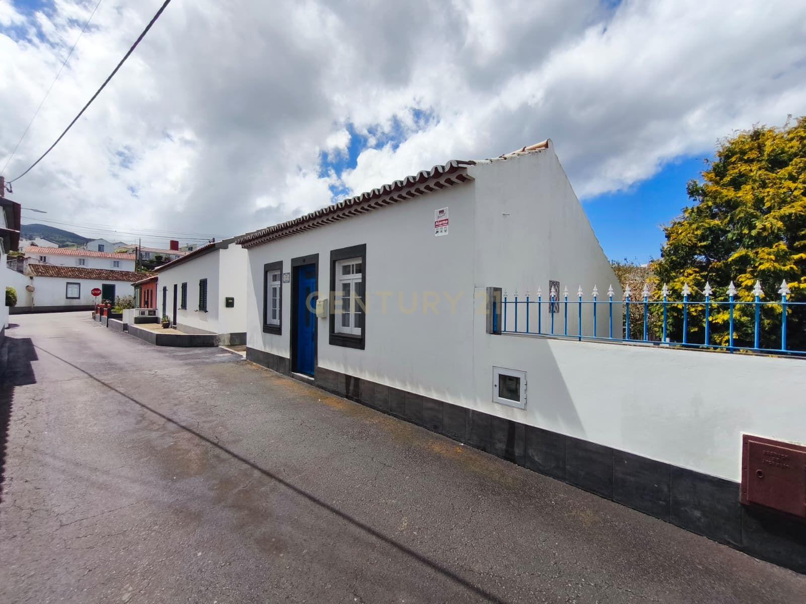 Fotografia 3 de Moradia T1+1 Renovada com Potencial de Investimento – Lomba da Fazenda, Nordeste