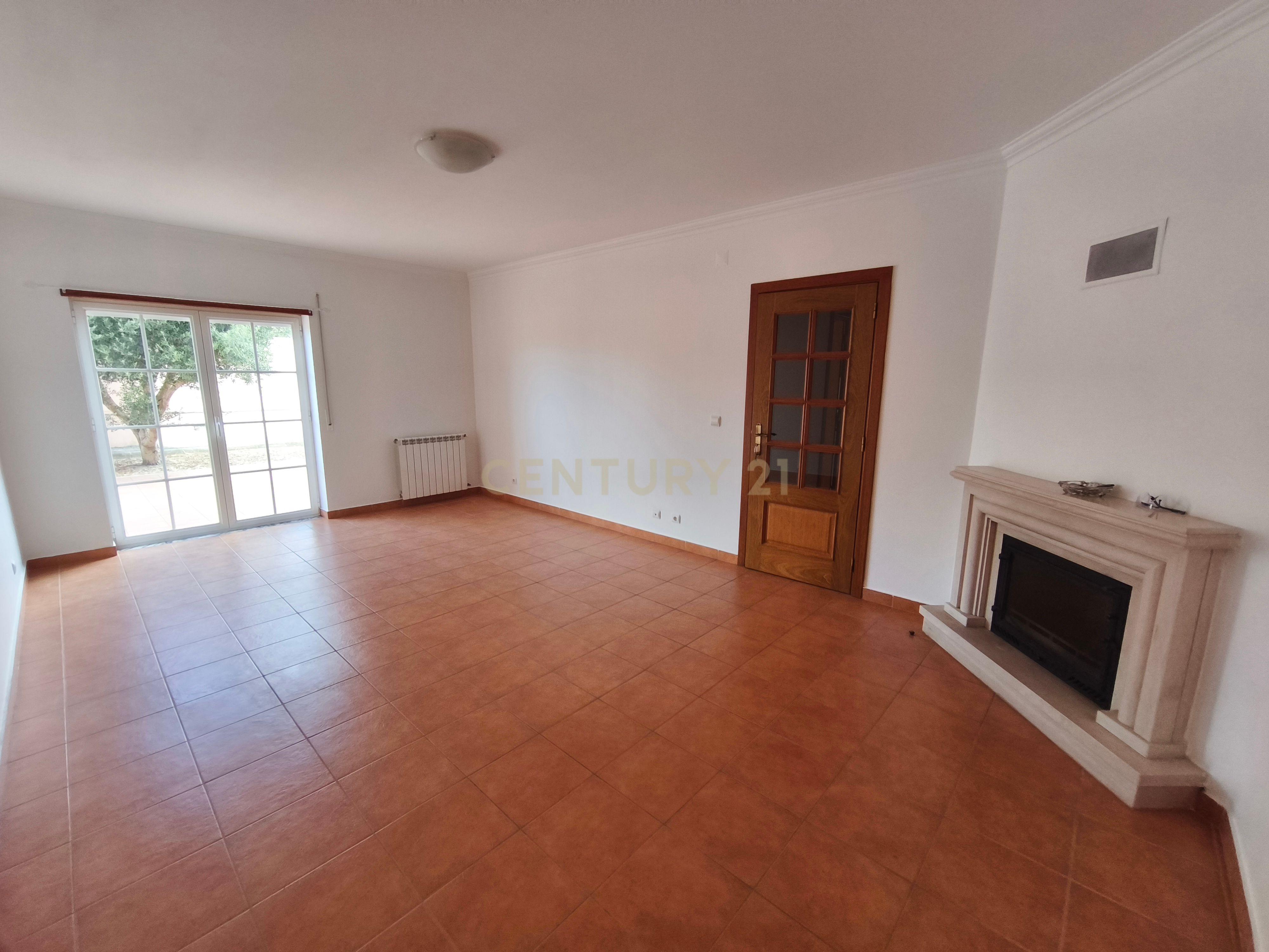Fotografia 2 de Apartamento T3 para arrendar com terraço de 200m² e garagem para dois carros — Lourinhã