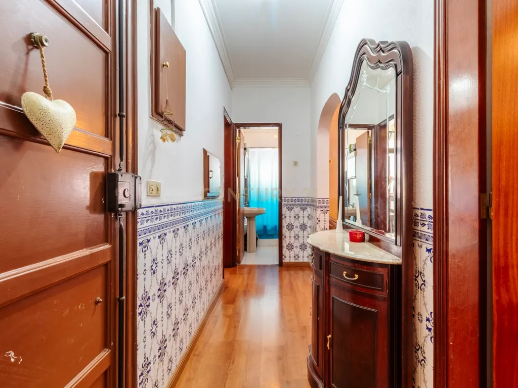 T2 com Potencial no Coração de Cacilhas Prático, Central e com o Charme da Tradição - Image 6