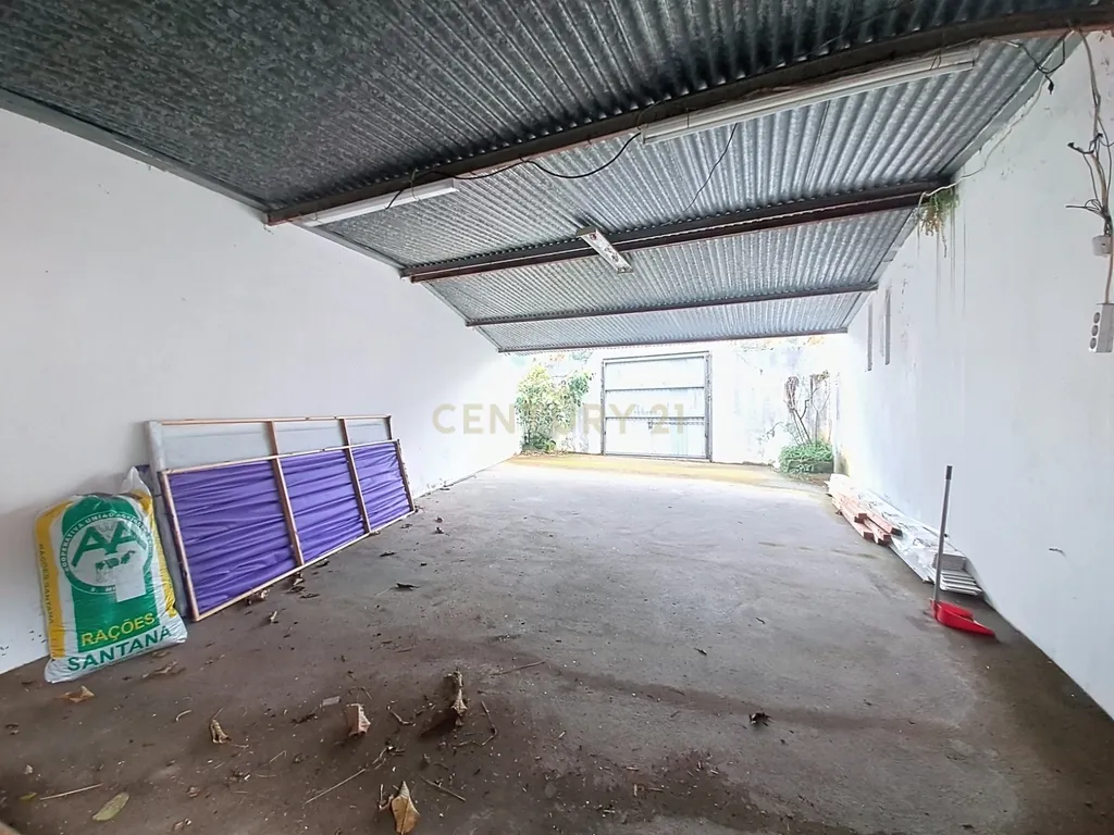 Moradia no Centro da Povoação com 2 Garagens - Image 24