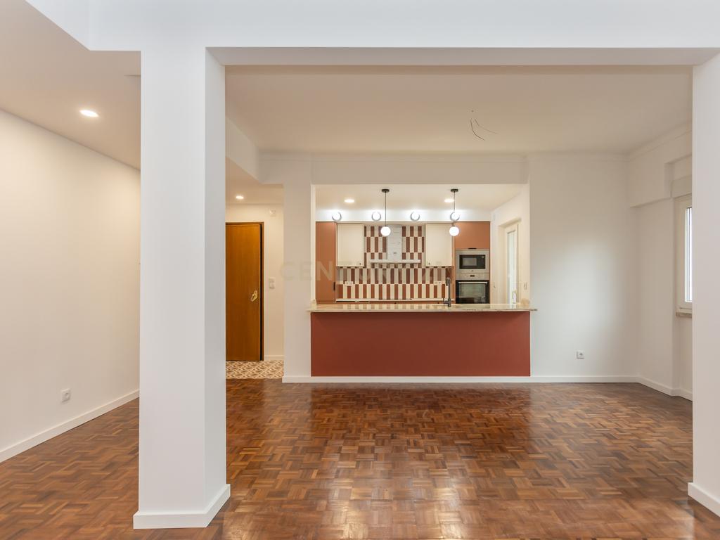 T3 transformado em T2 Remodelado com Elegância no Coração de Montalvão, Setúbal - Image 9