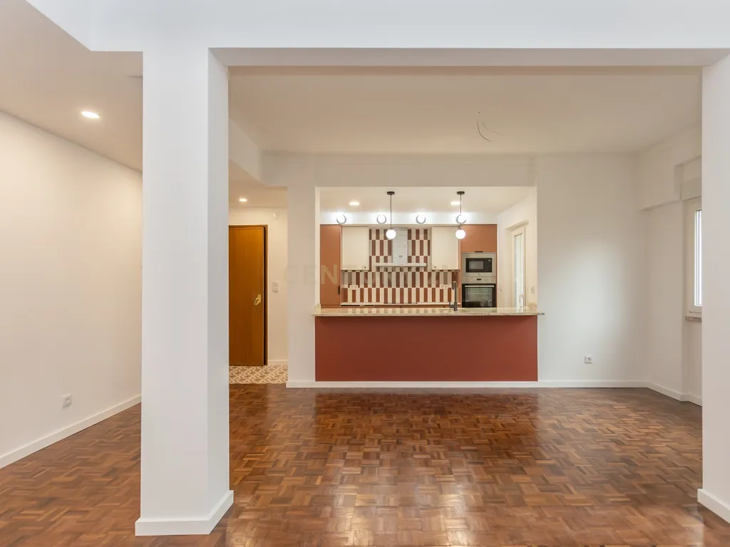 T3 transformado em T2 Remodelado com Elegância no Coração de Montalvão, Setúbal - Image 9