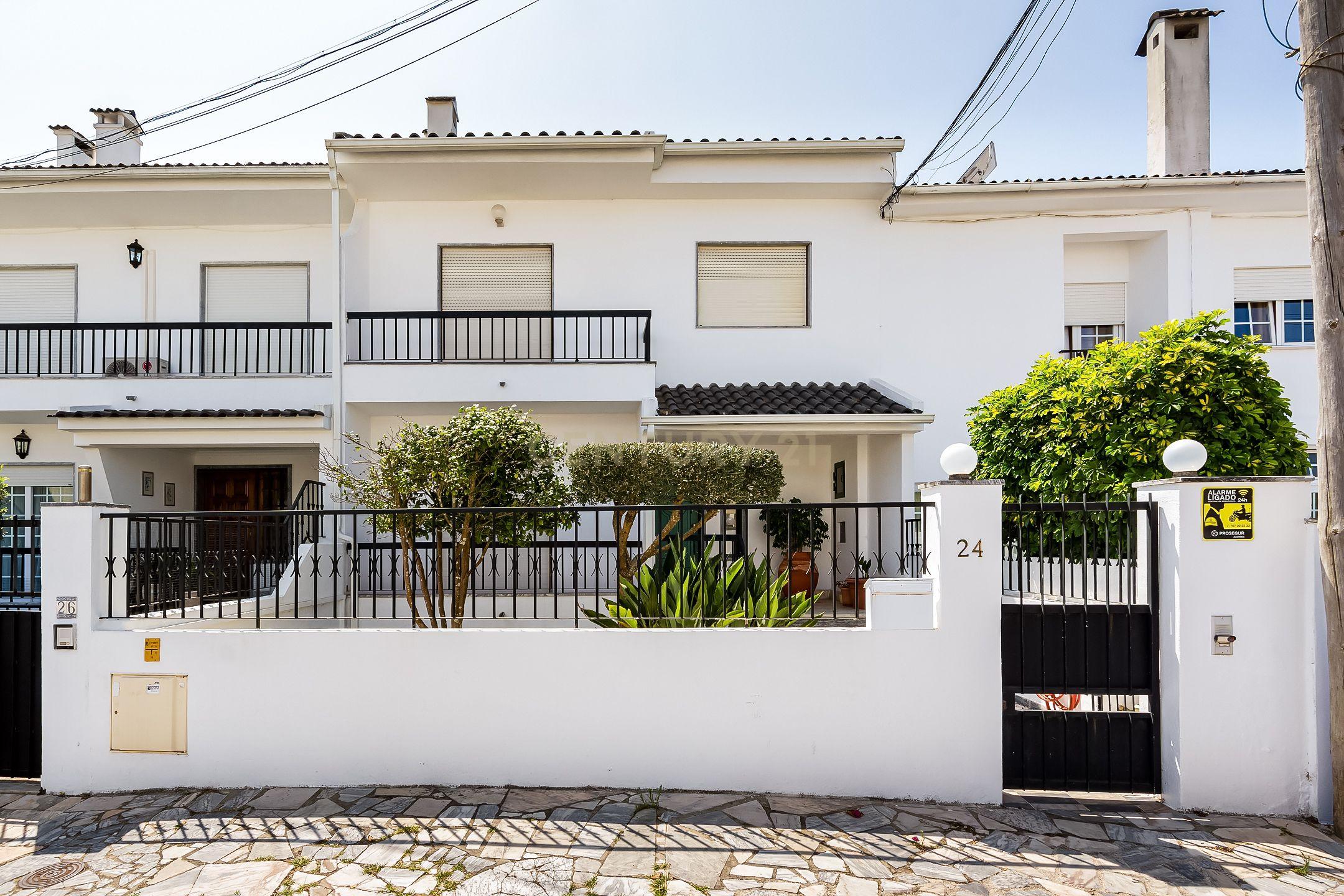 Moradia T5 - Lourel - Garagem - Logradouro - Possibilidade de Permuta - Image 1