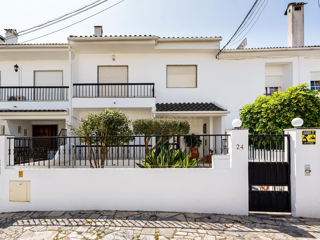Moradia T5 - Lourel - Garagem - Logradouro - Possibilidade de Permuta - Image 1
