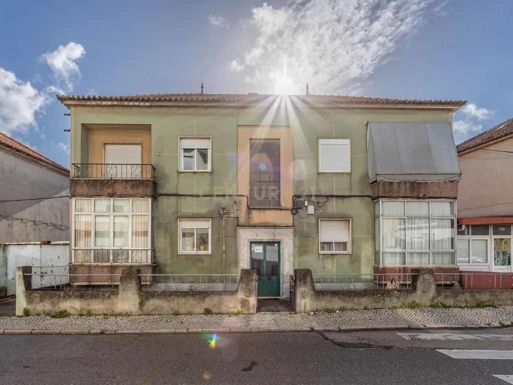 Prédio em Camarate para Investimento - Image 3