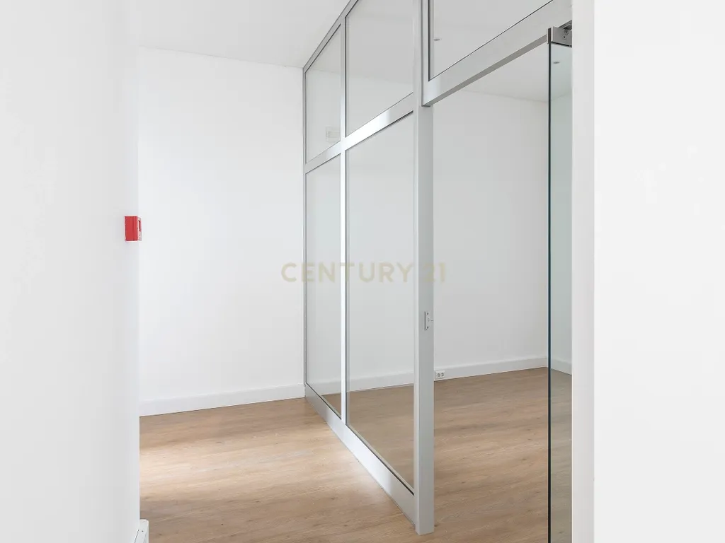 Espaço Comercial junto a Estação de Benfica. - Image 8