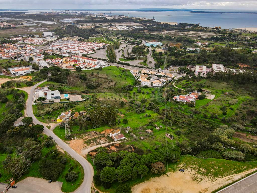 Setúbal - Terreno com capacidade construtiva (4.280m2) - Image 1
