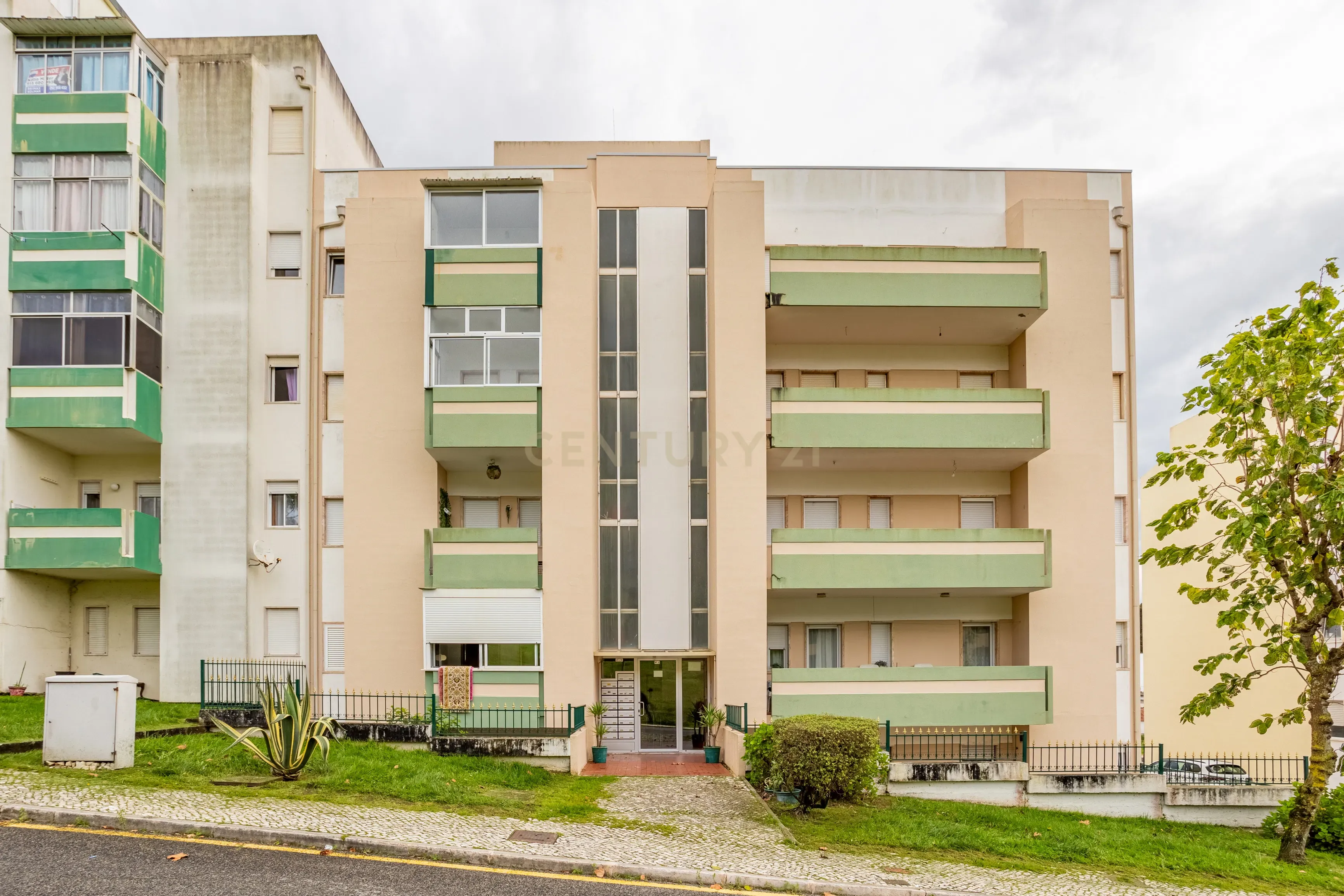 Apartamento T2 na Nazaré - Totalmente Remodelado com Vista Mar - Image 2