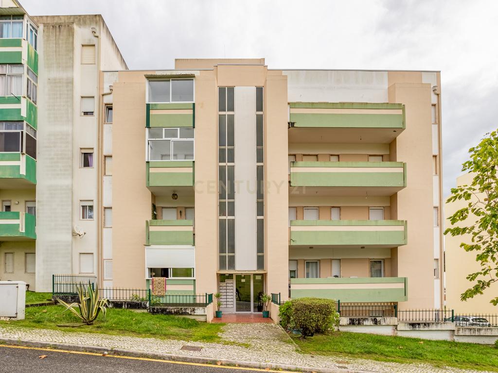 Apartamento T2 na Nazaré - Totalmente Remodelado com Vista Mar - Image 2