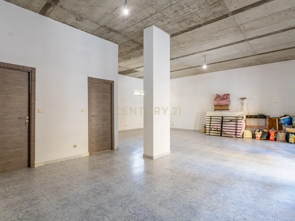 Loja/Espaço Comercial com Saída de Fumo Totalmente Remodelado em Apelação Loures - Image 10