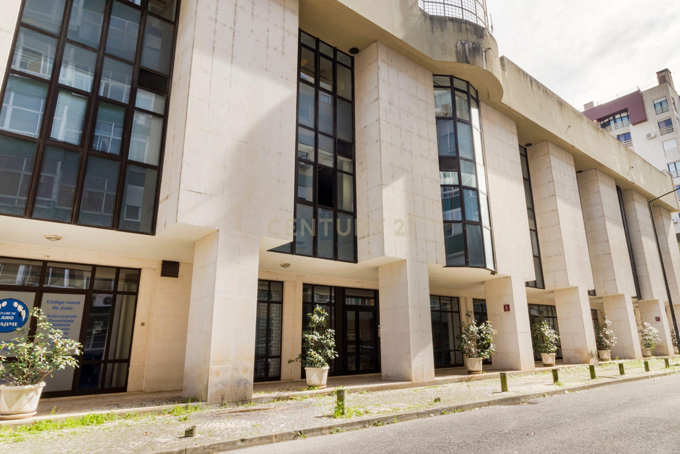 Escritório moderno com 5 Salas e 2 lugares de Parqueamento, junto ao Metro. Para Arrendar! - Image 26