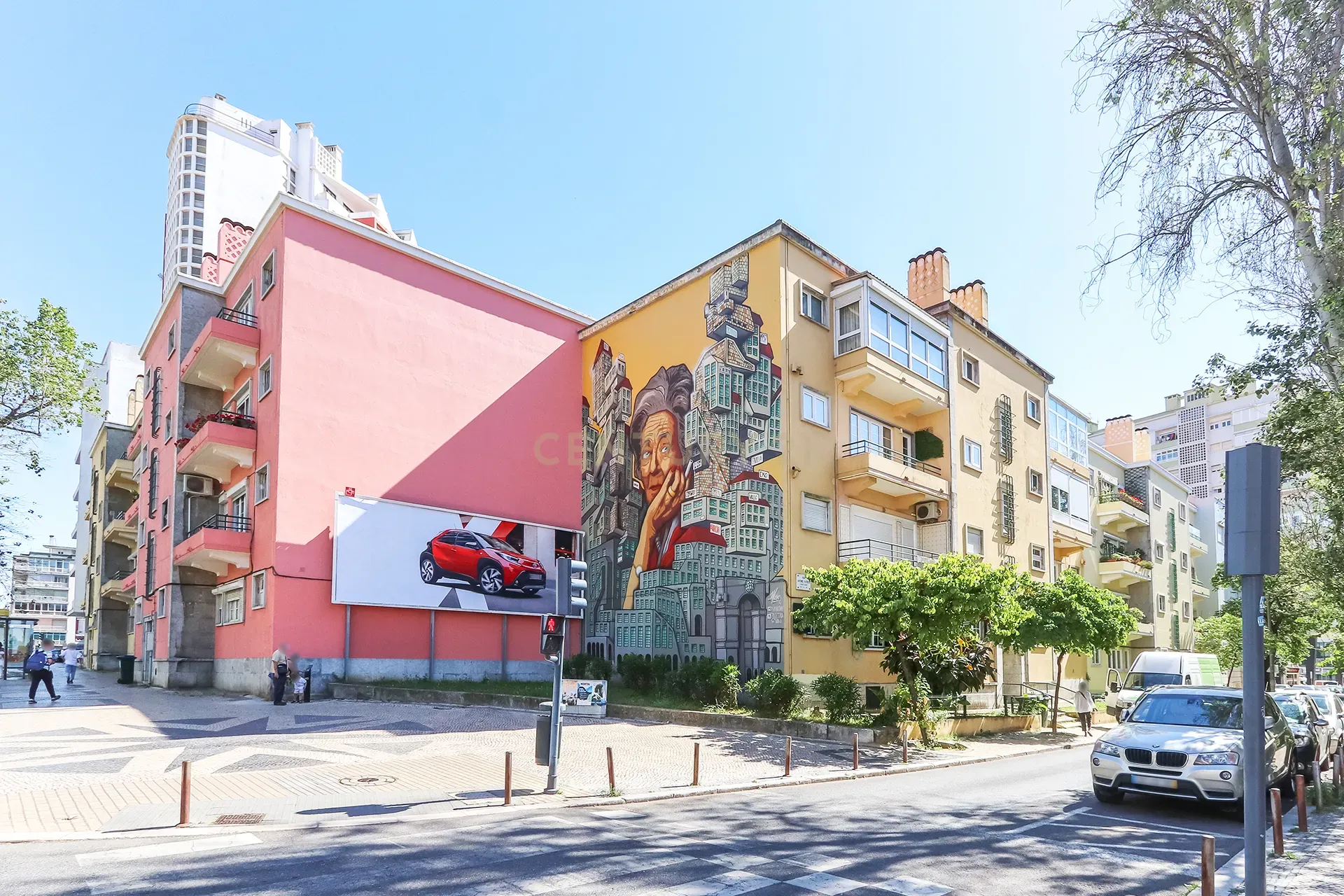 Apartamento T3 para arrendamento com varanda junto à Avenida de Roma | Prédio com "arte"