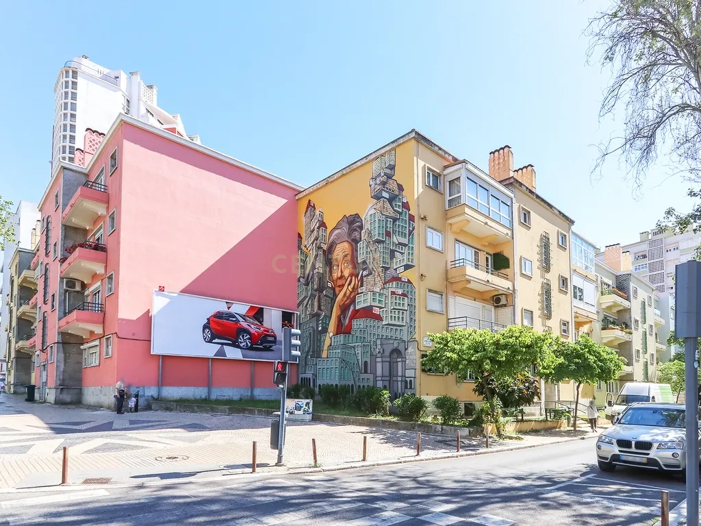 Apartamento T3 para arrendamento com varanda junto à Avenida de Roma | Prédio com "arte" - Image 1