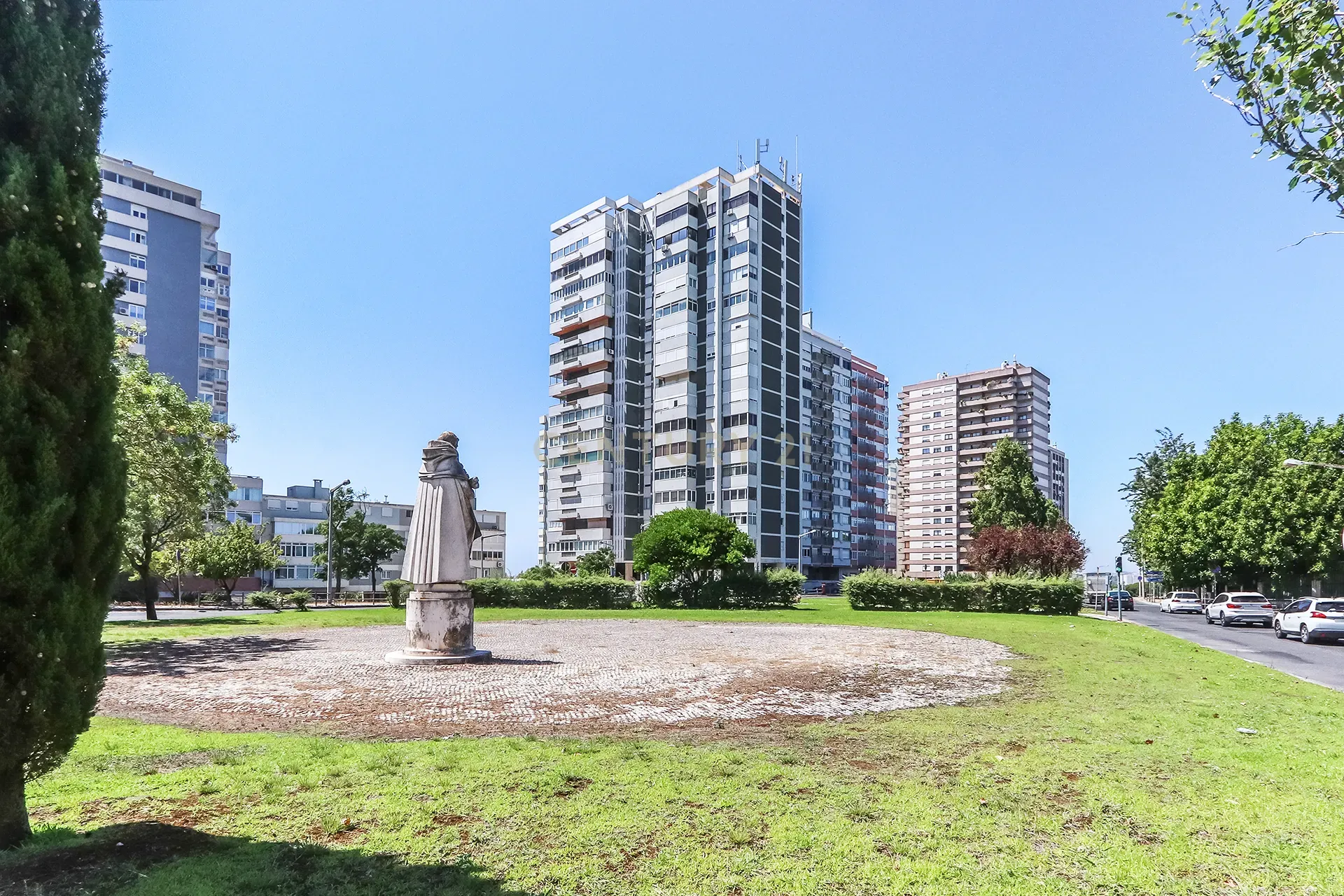 Exclusivo T5 de Luxo nas Torres do Restelo com Vista Panorâmica - Image 1
