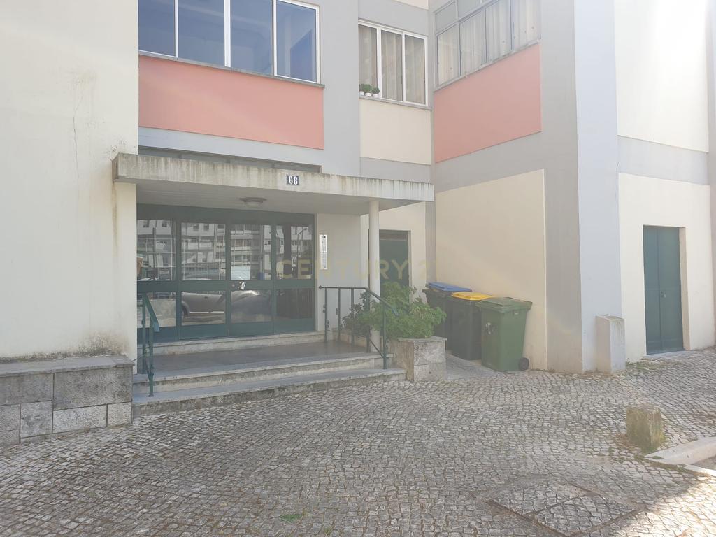 Apartamento T3 transformado em T4* para arrendamento nos Olivais-Sul, Lisboa  - Image 2