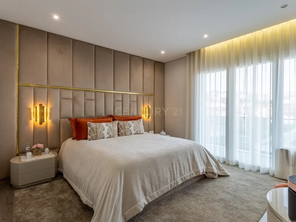 Luxuosa Moradia T5 em Odivelas com Vista Panorâmica - Image 12
