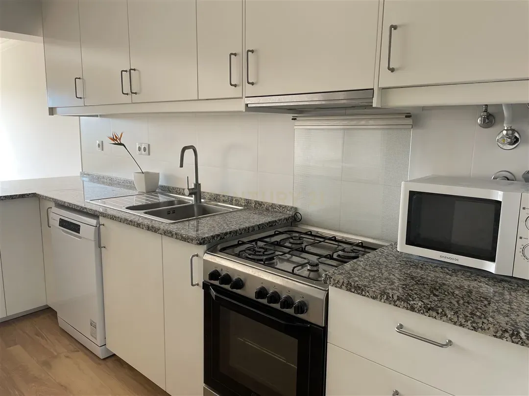 Apartamento T3 Duplex em Telheiras – 104 m², Estacionamento e Arrecadação - Image 4