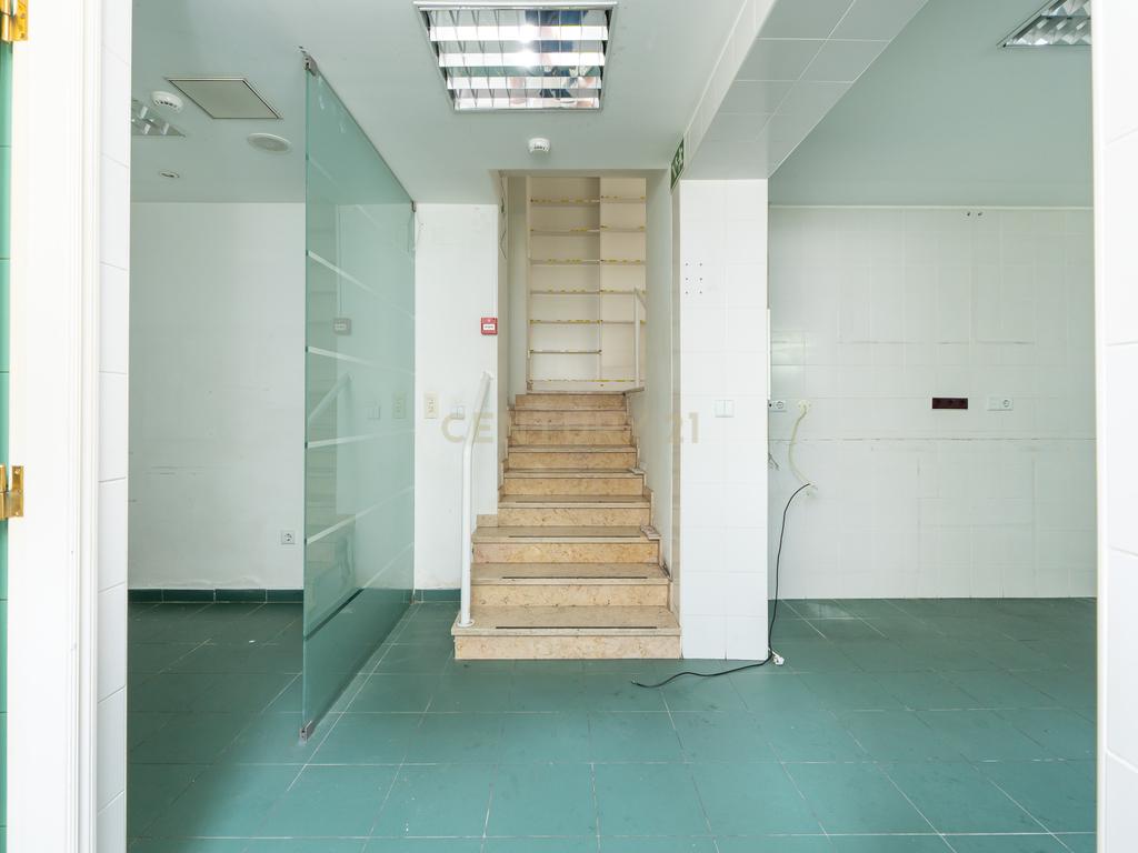 Loja para Arrendamento na Prestigiada Avenida João XXI – Lisboa - Image 5