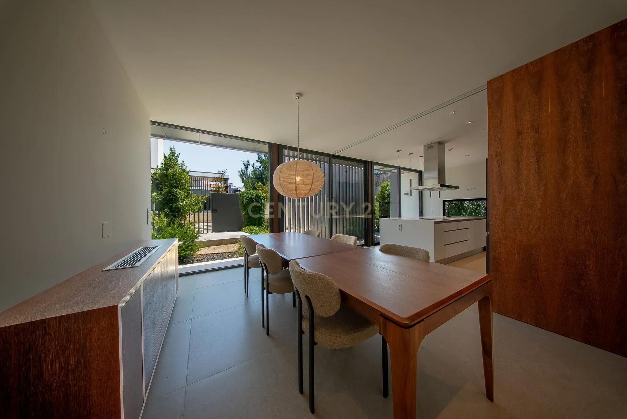 Fotografia 4 de Moradia T4 | Área de Construção: 380m² | Lote: 502m² | 3 Pisos | Piscina Privada