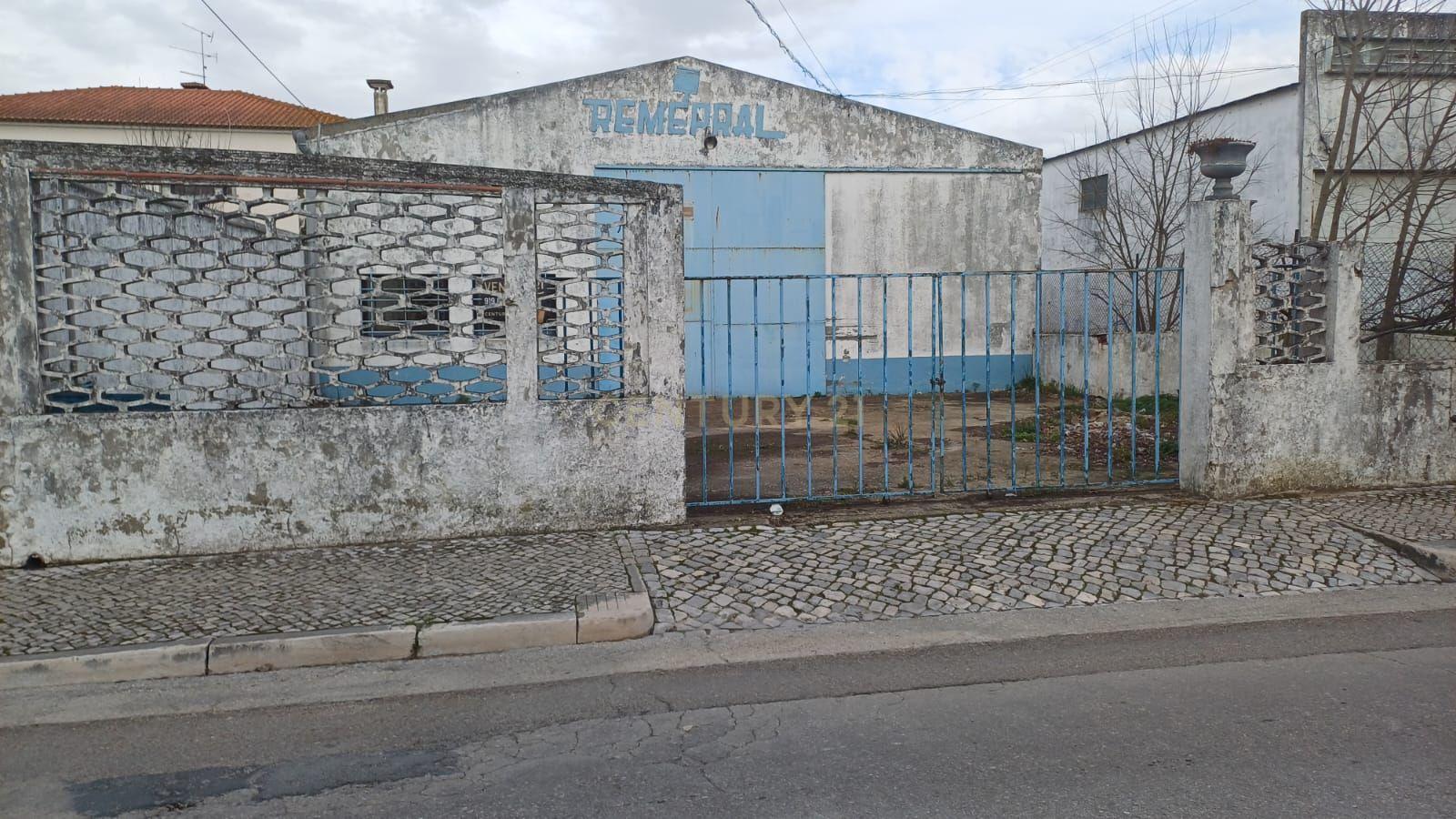 Armazéns na Zona Industrial de Almeirim - Image 1