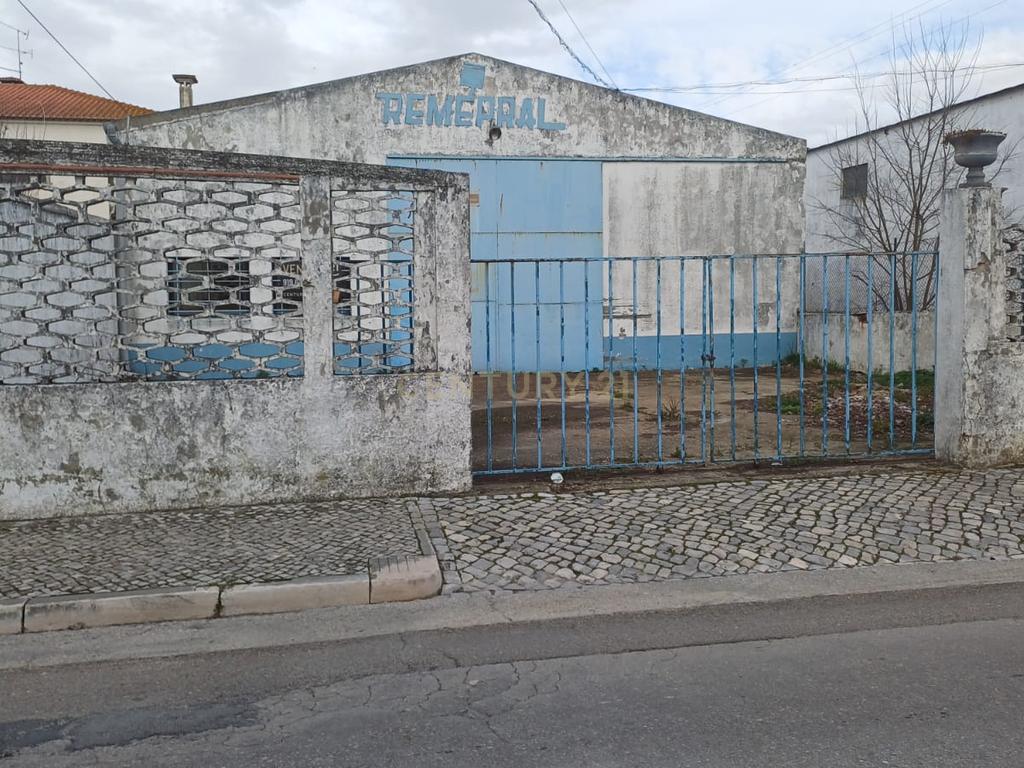 Armazéns na Zona Industrial de Almeirim - Image 1