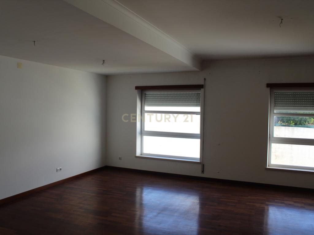Apartamento T3 para Arrendamento em Abrantes – Condomínio Fechado na Zona Histórica - Image 1