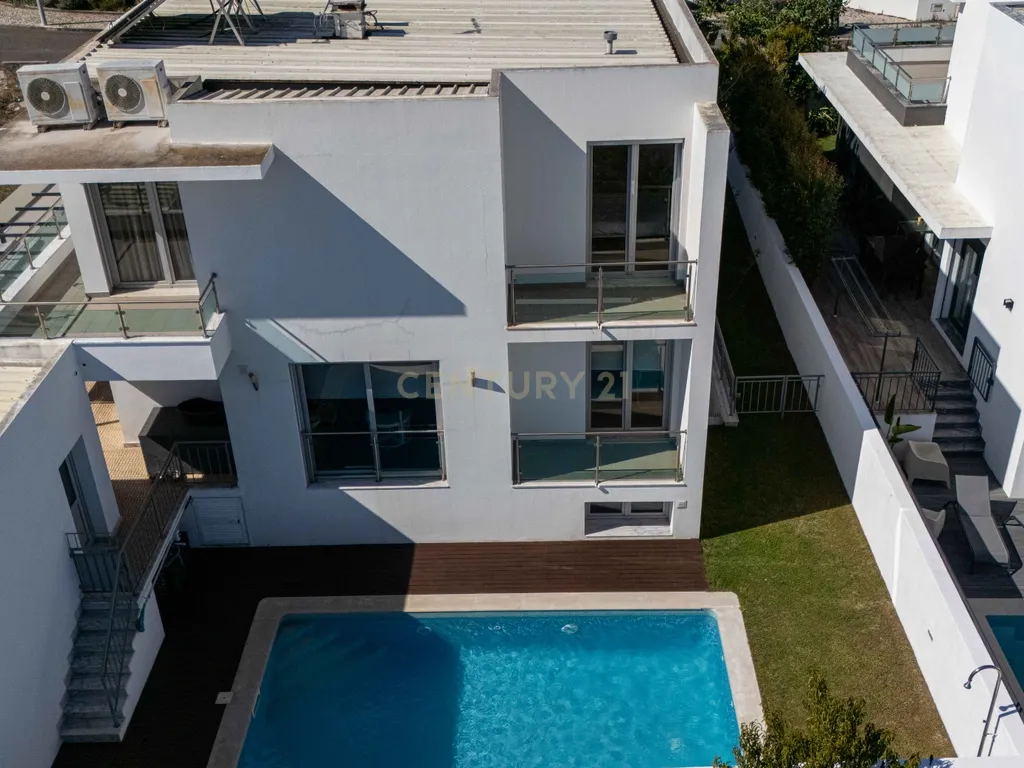 Moradia Isolada de Arquitetura Moderna com Piscina, Jardim e Garagem (Morelena /Pêro Pinheiro) - Image 57