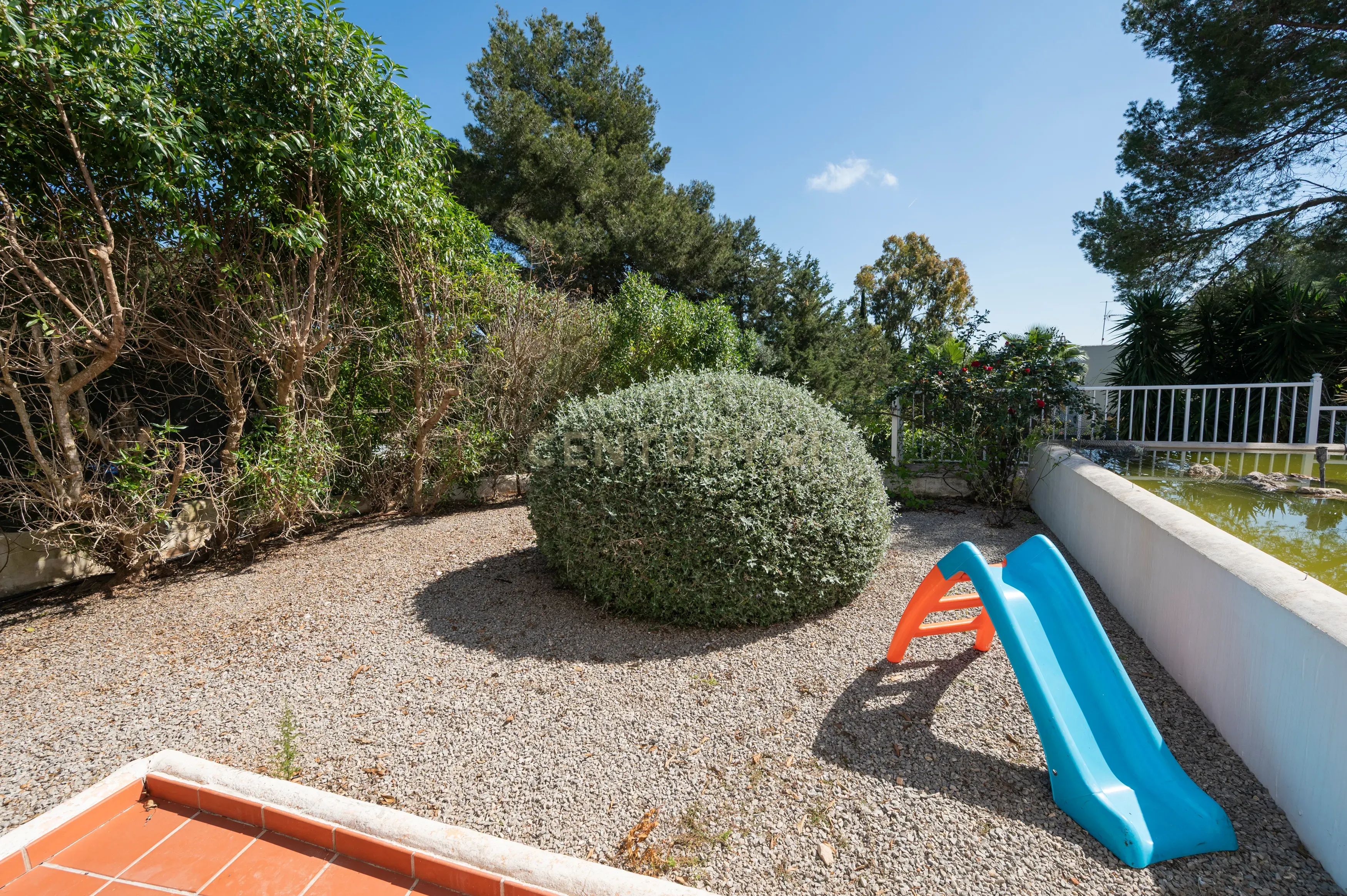 Moradia para reformar em Santa Eulália com piscina e vista panorâmica. Ótima oportunidade para investidores. - Image 24