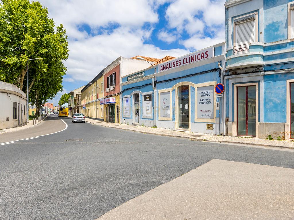 Loja com potencial para comercio e serviços ou reconversão de habitação no centro da Moita - Image 13