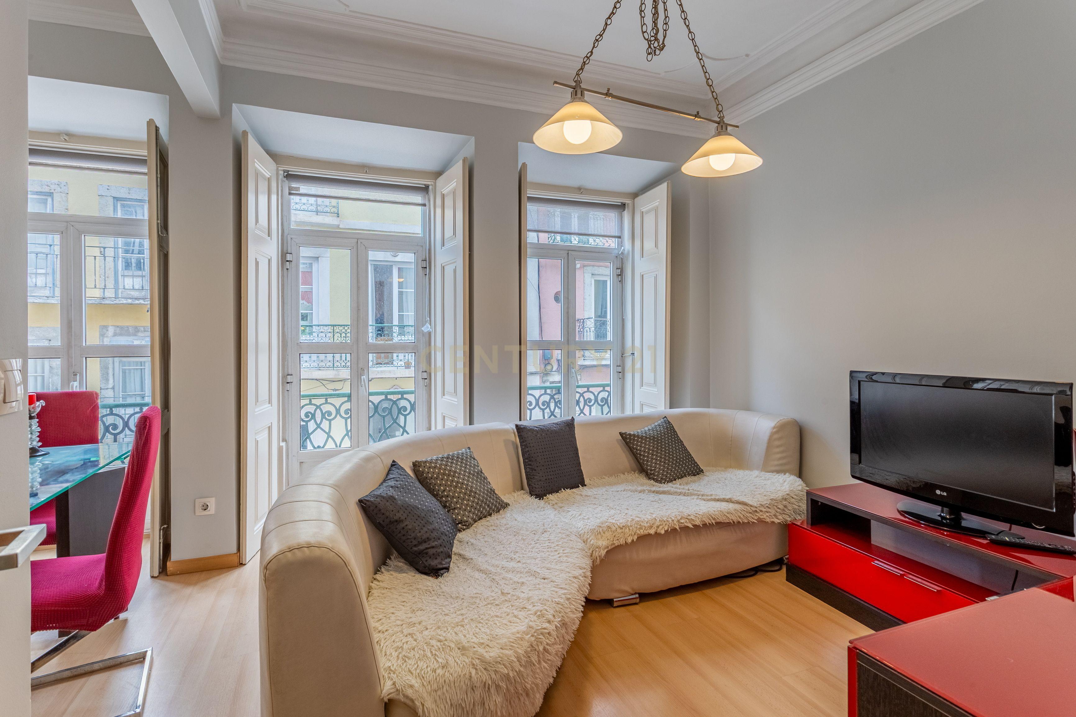 Apartamento T3 inserido num prédio de traça tradicional, no coração de Lisboa, a 5 min da Basílica da Estrela - Image 3