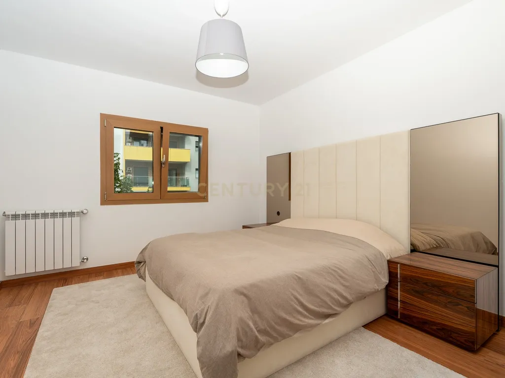 Apartamento de tipologia T3, com 2 varandas, 2 WC e box para 4 viaturas, situado no Jardim da Amoreira - Ramada em Odivelas. - Image 27