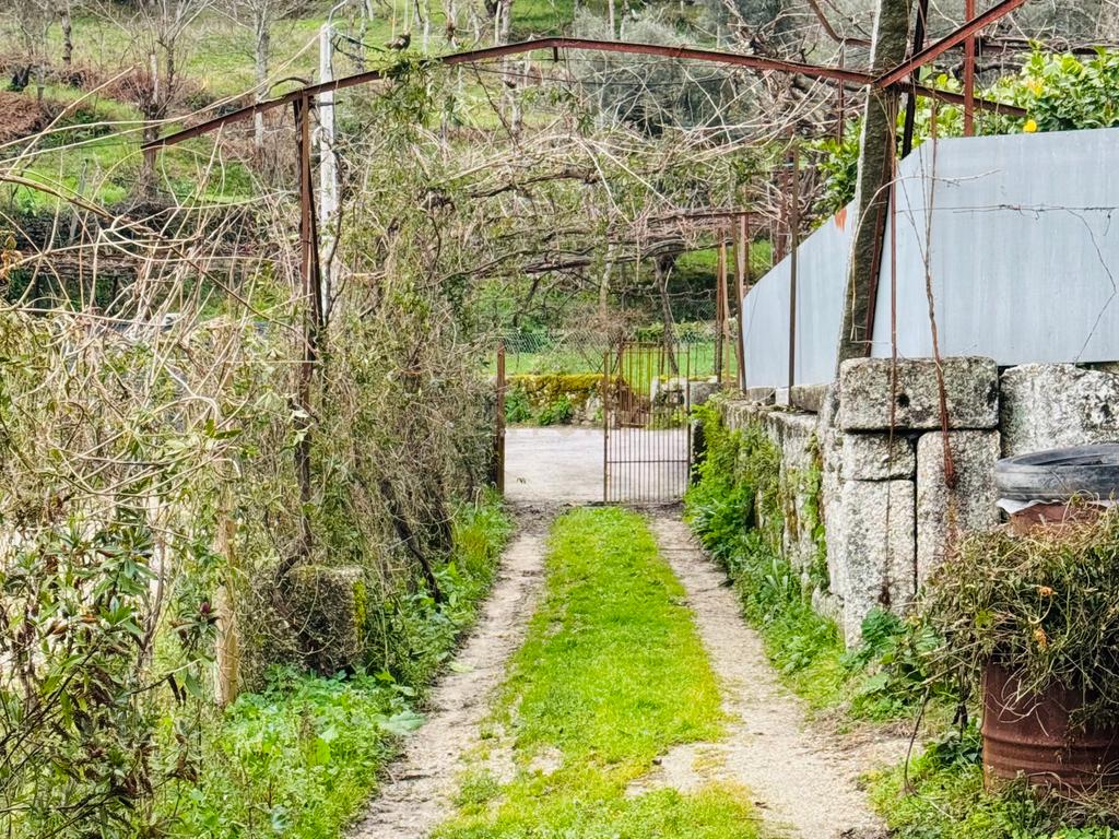 Terreno Urbano em Braga com Vista para Montanha e Água - Image 2