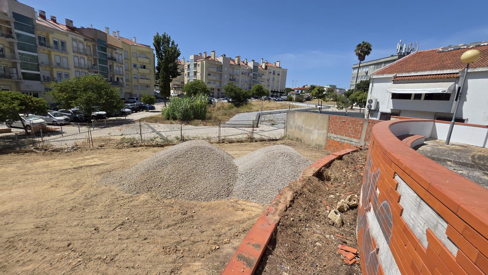 Fotografia 12 de Terreno com 506m2 na Charneca de Caparica, para construção de postos de abastecimento de carros elétricos