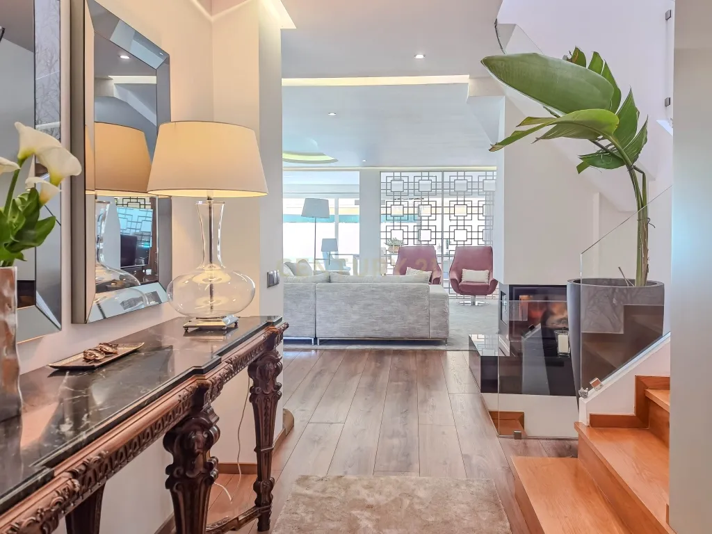 Luxuosa Moradia T3 em Gondomar com Vista Panorâmica e Piscina - Image 3