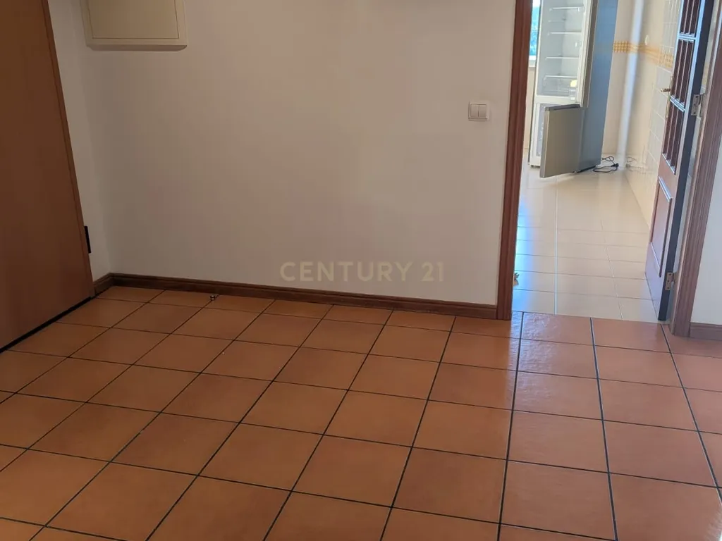 Apartamento T3 para Arrendar - Praceta Sertório Pereira, Amoreiras, Setúbal - Image 4