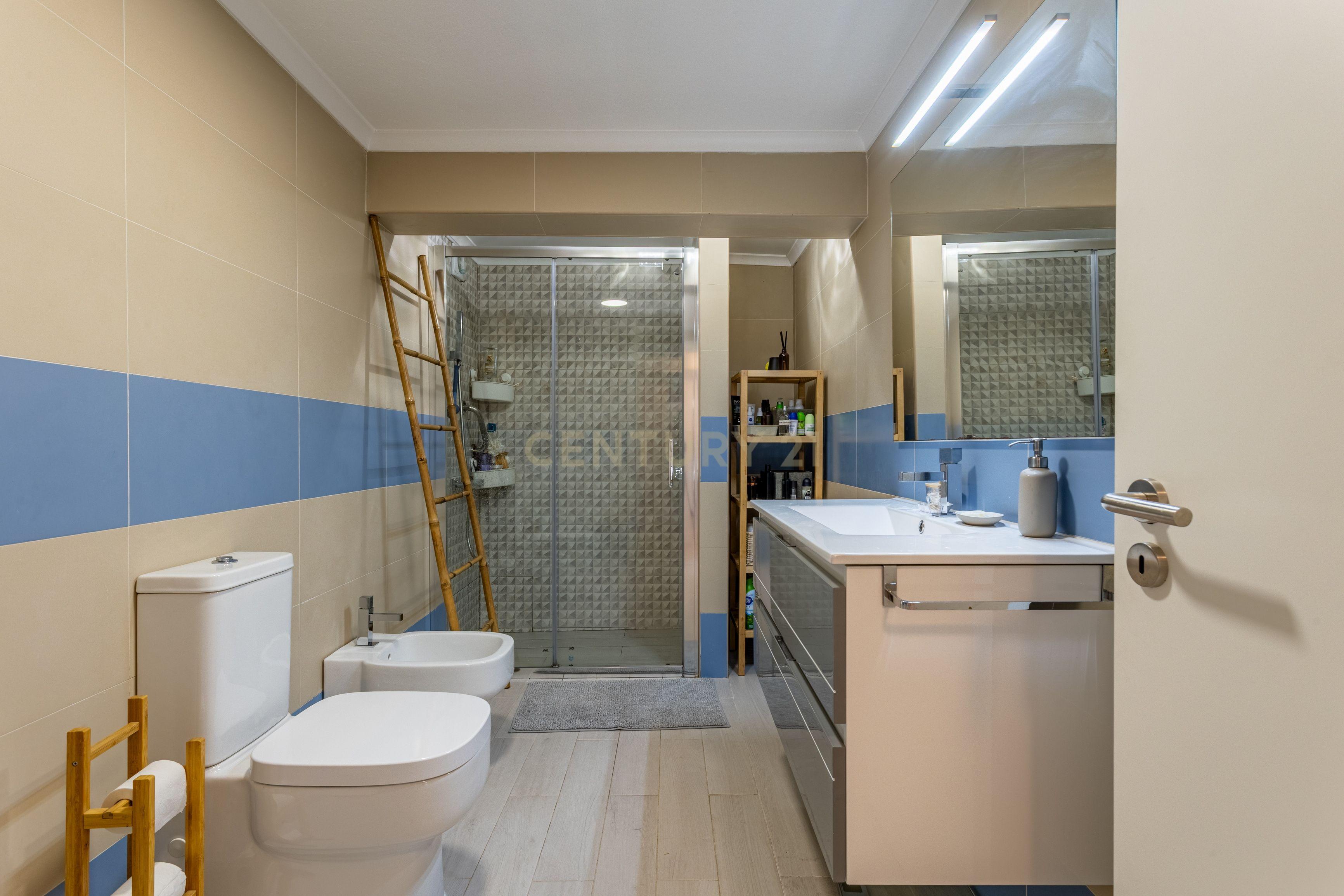 Moradia T5 isolada, inserida num lote de terreno de 750m2 em Casal de Cambra - Image 13