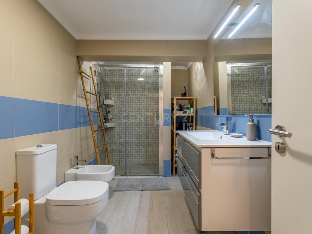 Moradia T5 isolada, inserida num lote de terreno de 750m2 em Casal de Cambra - Image 13