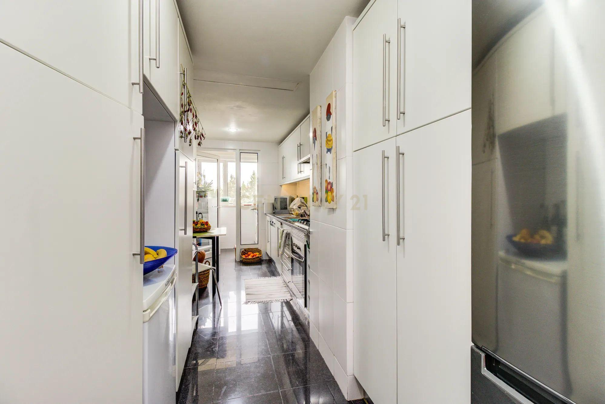 Apartamento T4, com 188m2, cozinha equipada e 2 lugares de garagem - Image 10