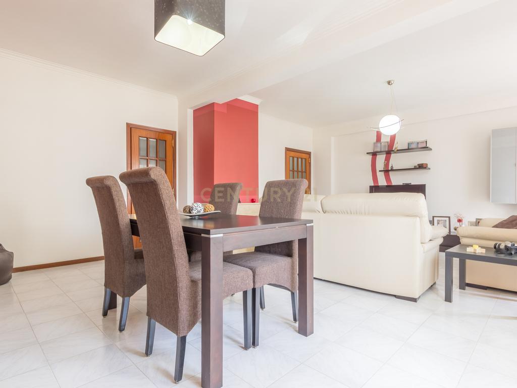 Apartamento T4 transformado em T3, na Baixa da Banheira com boa exposição solar - Image 4