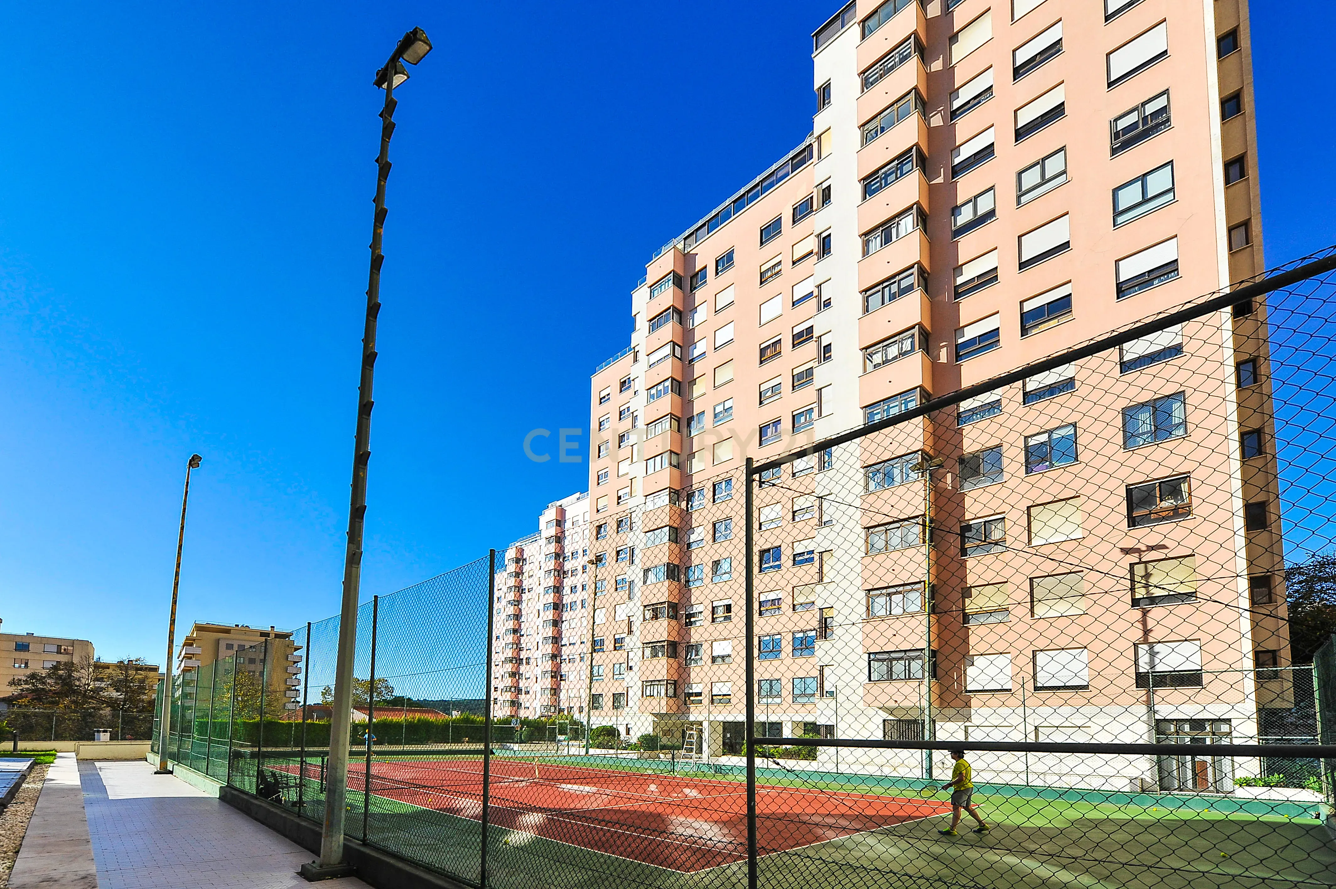 Espaçoso apartamento T4 em Condomínio Fechado, segurança 24h, na zona das Laranjeiras, na Calçada Palma de Baixo, perto das universidades - Image 2