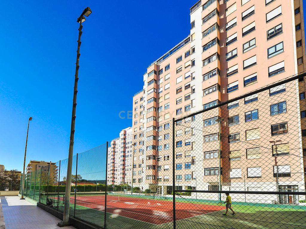 Espaçoso apartamento T4 em Condomínio Fechado, segurança 24h, na zona das Laranjeiras, na Calçada Palma de Baixo, perto das universidades - Image 2