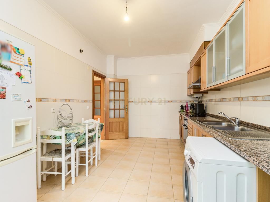 Apartamento T3 com Terraço e Acessibilidade em Amadora - Image 4