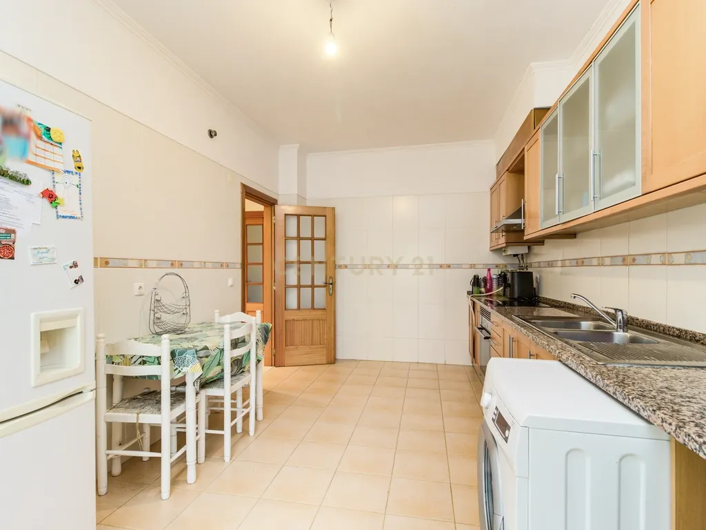 Apartamento T3 com Terraço e Acessibilidade em Amadora - Image 4