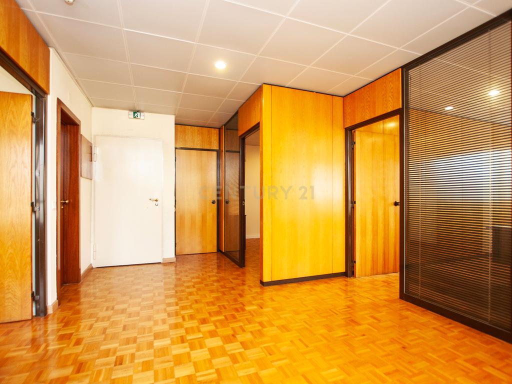 Escritório/Consultório para arrendamento | Excelente Localização | Zona Premium de Telheiras | - Image 8