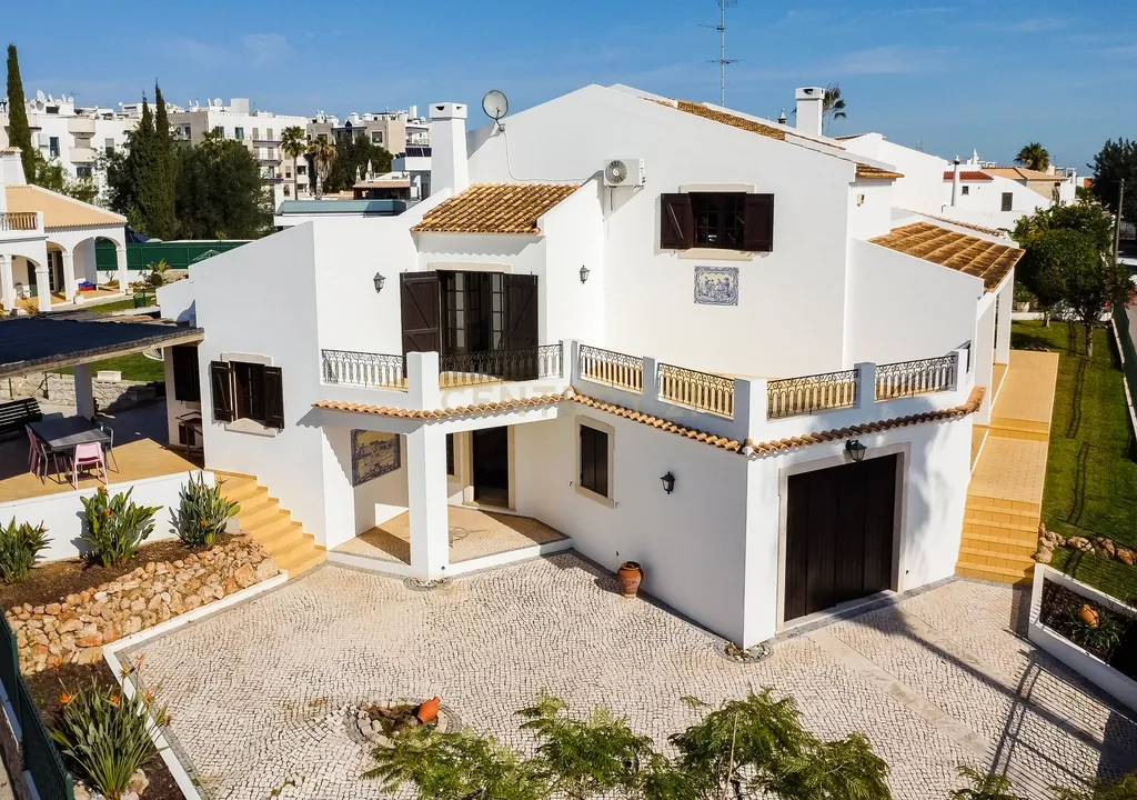 Moradia T4 com vista Mar e Cidade - Viva o Sonho de uma Vida na Quinta da Barra em Tavira - Image 2