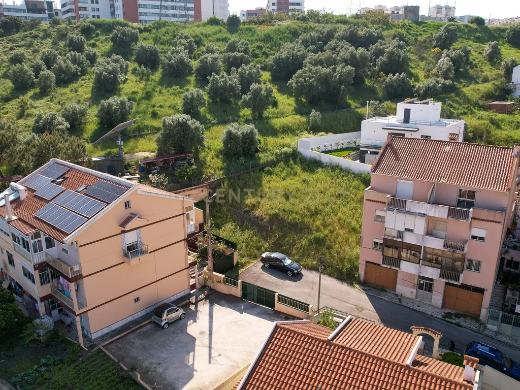 Terreno para venda localizado em Odivelas - Image 1
