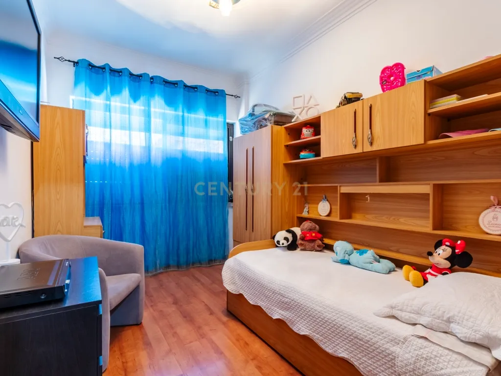 T2 com Potencial no Coração de Cacilhas Prático, Central e com o Charme da Tradição - Image 22