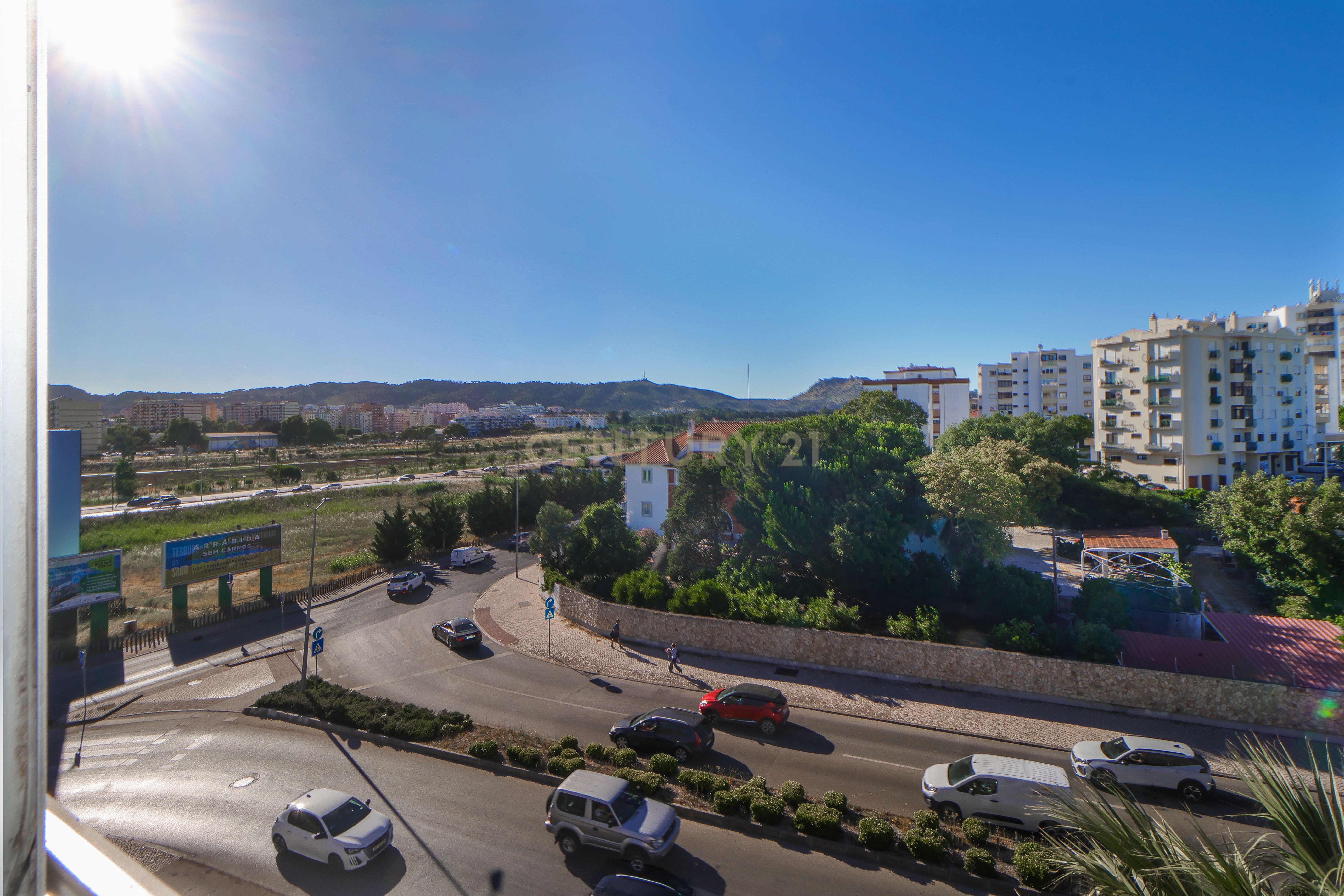Fotografia 10 de Apartamento T2 em zona central inserido em prédio com 2 elevadores | Praceta da Meia Laranja, Setúbal