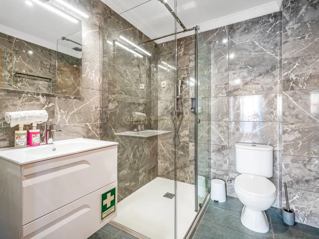 Moradia T4 com piscina, jacuzzi e garagem em Vale Pedras, Albufeira - Image 7