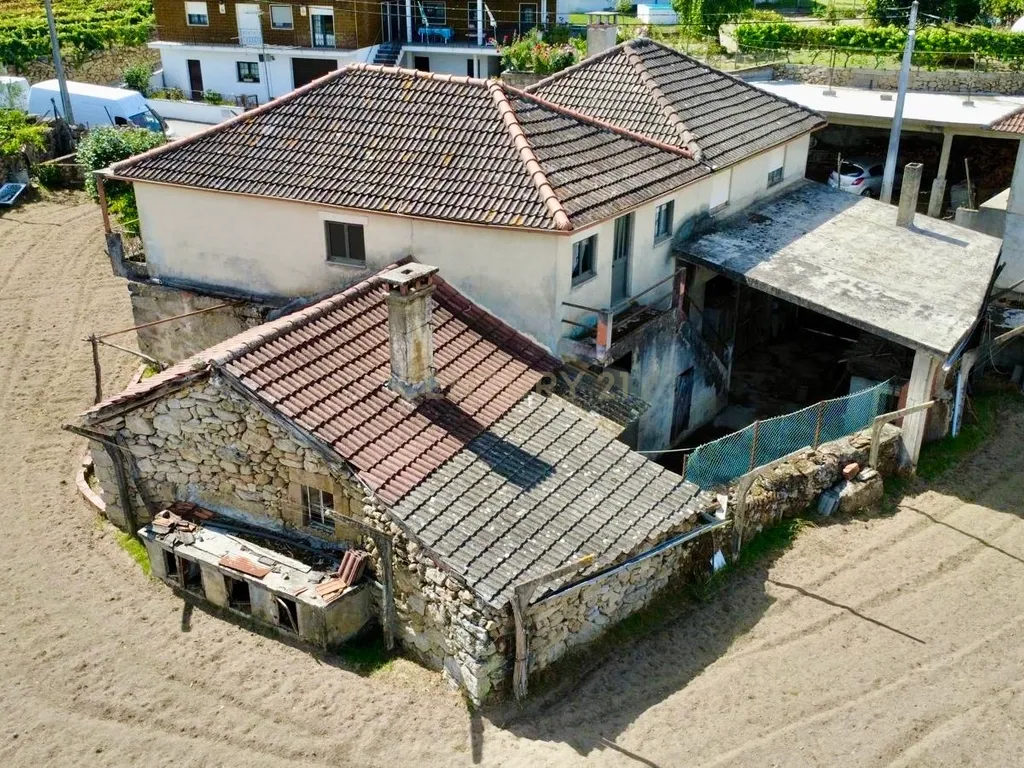 Moradia com 1 300 m² de Terreno e Elevado Potencial em Tabosa do Carregal - Image 8